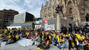 Vaga d’educació: els docents bloquegen l’accés a la Sagrada Família dues hores