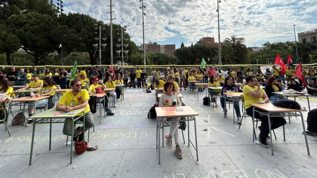 vaga educativa protesta porta Sagrada Fam&iacute;lia Barcelona