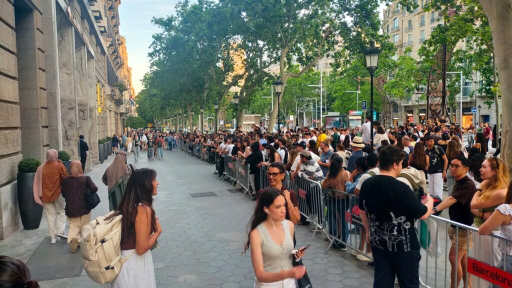 Bad Bunny ja és a Barcelona: un vídeo que capta el cantant al passeig de Gràcia es fa viral | artista, concerts, xarxes socials