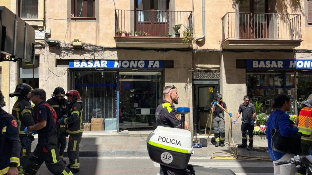Vuit atesos per inhalació de fum en l'incendi d'un pis al Raval | Bombers de Barcelona, Incendis