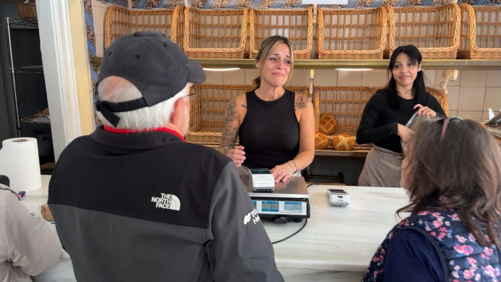 Gràcia s'acomiada del forn centenari Ideal entre llàgrimes i abraçades | botigues, botigues centenàries, Establiment emblemàtic, pastisseries