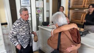 Gràcia s’acomiada del forn centenari Ideal entre llàgrimes i abraçades