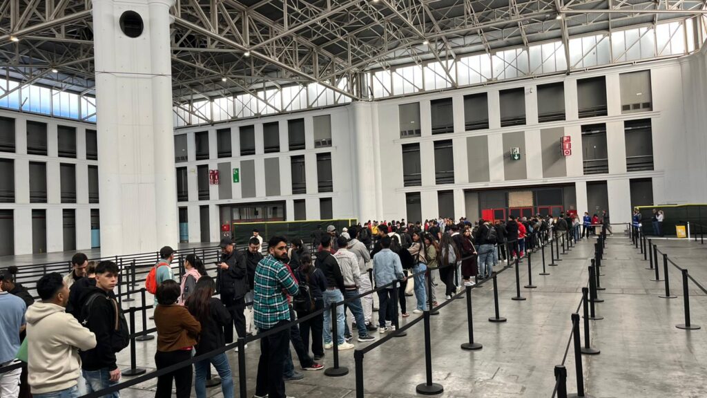 Llargues cues al pavelló de la Fira per obtenir cita per a la regularització extraordinària | Ajuntament de Barcelona, Govern d'Espanya, migrants, serveis socials