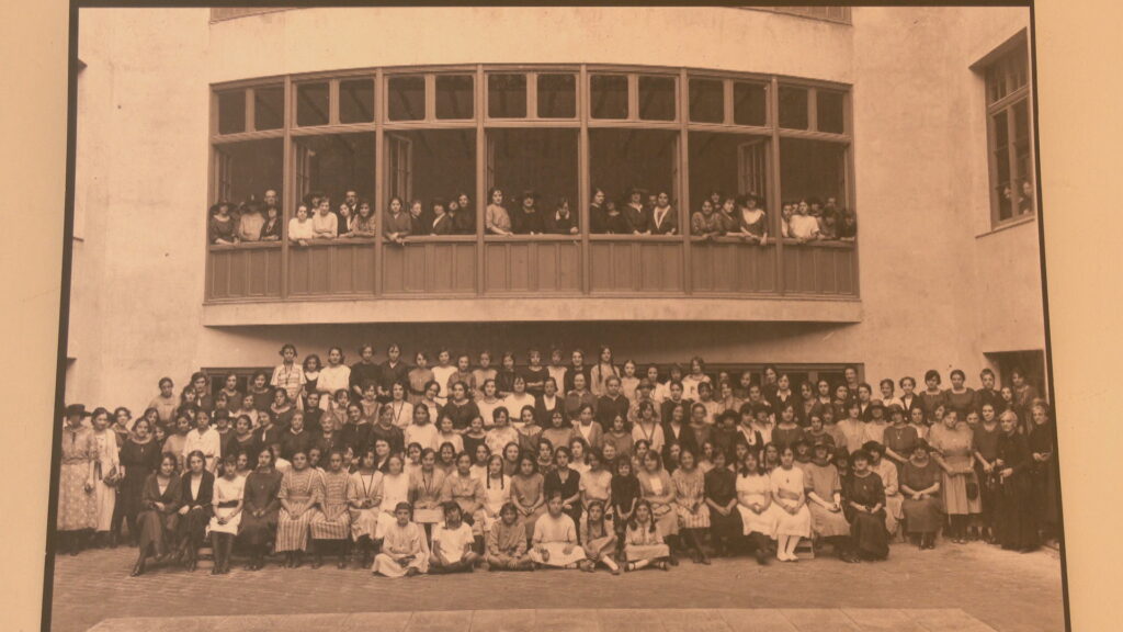 Imatge d'antigues alumnes de l'Institut Francesca Bonnemaison