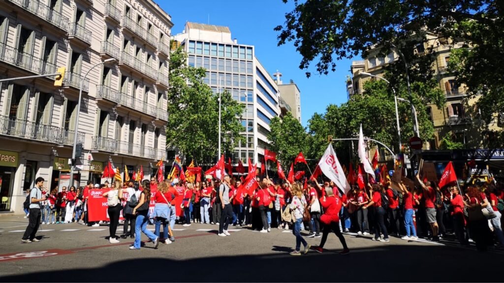 Primer dia de la vaga d'educació: una marea groga de docents omple el centre de Barcelona | escoles, instituts, manifestacions a Barcelona, professorat, sindicats, vaga, vagues