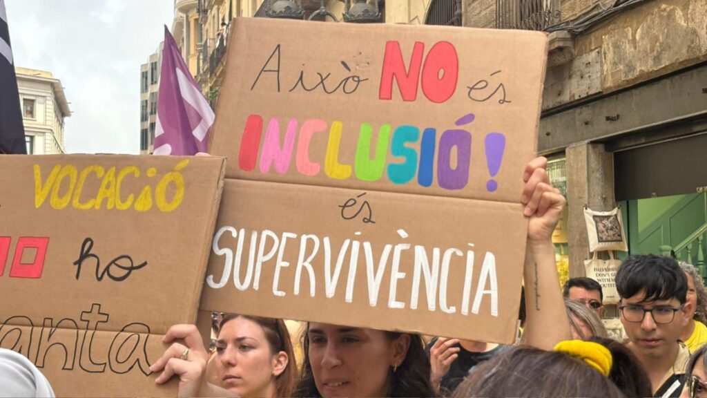 Primer dia de la vaga d'educació: una marea groga de docents omple el centre de Barcelona | escoles, instituts, manifestacions a Barcelona, professorat, sindicats, vaga, vagues