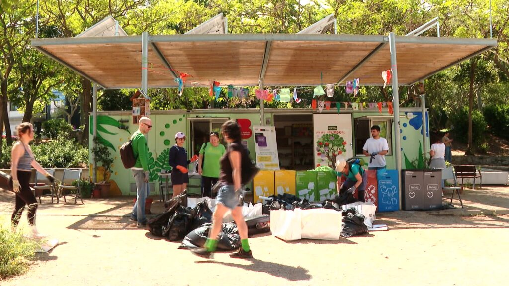 La recollida de residus ciutadana a Montjuïc topa amb la realitat del sensellarisme | Parc de Montjuïc, residus, sensellarisme