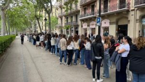 Fenomen viral entre les adolescents: fins a cinc hores de cua per comprar un vestit de graduació