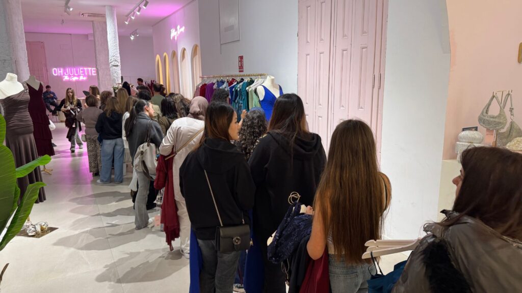 Fenomen viral entre les adolescents: fins a cinc hores de cua per comprar un vestit de graduació | Adolescència, moda, xarxes socials