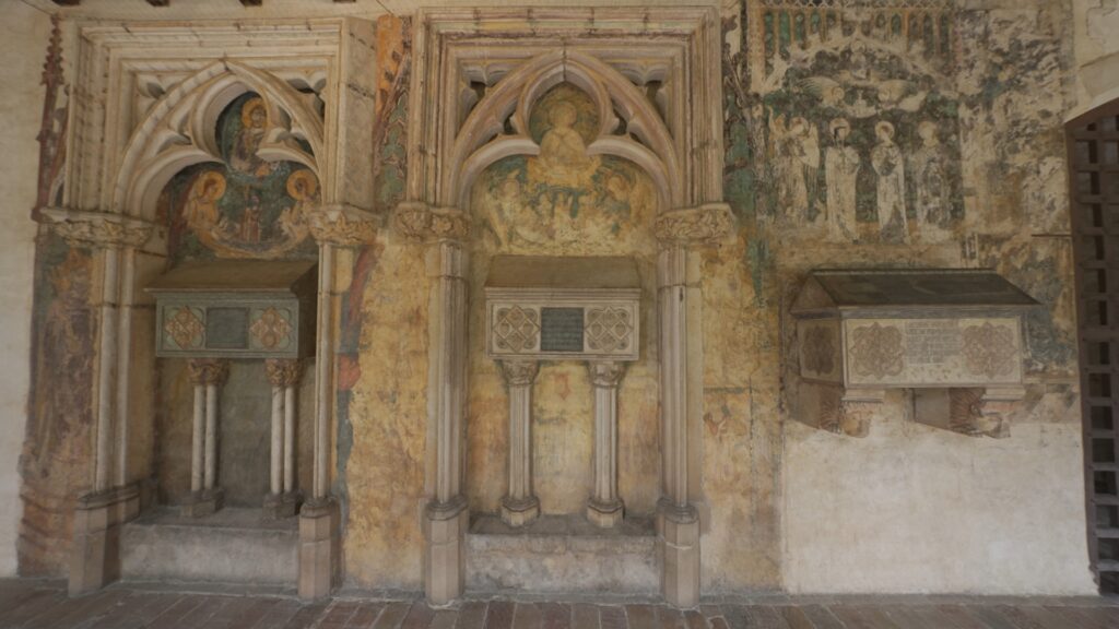 'Pedralbes: despertant la reina', el documental que revela els secrets de les tombes del monestir | arqueologia, edificis històrics, patrimoni, patrimoni històric