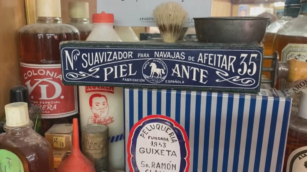 "Em dona vida": el barber del carrer de Riego en actiu als 89 anys | gent gran, moda, oficis