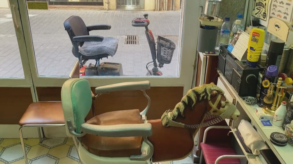 "Em dona vida": el barber del carrer de Riego en actiu als 89 anys | gent gran, moda, oficis