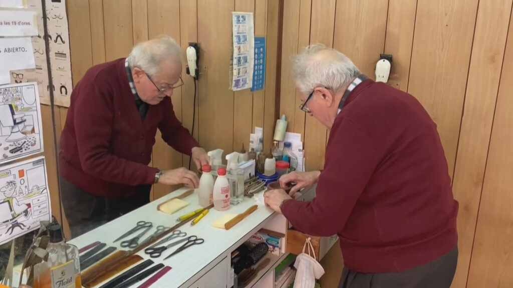 "Em dona vida": el barber del carrer de Riego en actiu als 89 anys | gent gran, moda, oficis