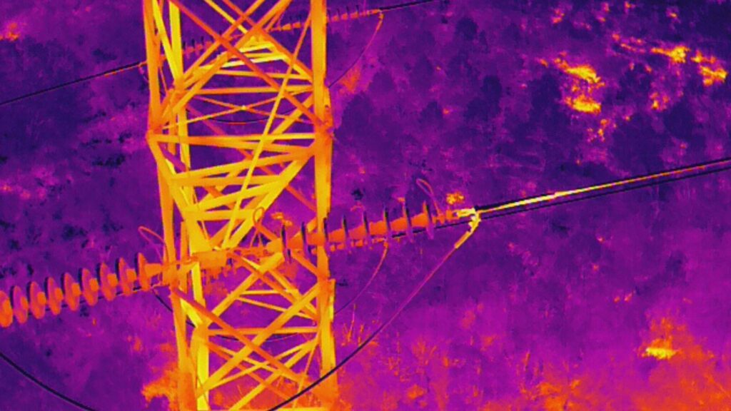 Drons i helicòpters vigilen les línies elèctriques per evitar incendis forestals | bosc, electricitat, Endesa