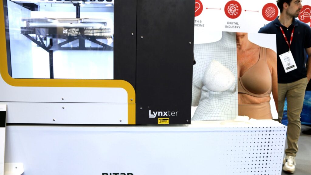 Robots, pròtesis 3D i un braç per a ampolles de cava: propostes catalanes a l'Advanced Factories | Fira de Barcelona, Intel·ligència Artificial, robòtica