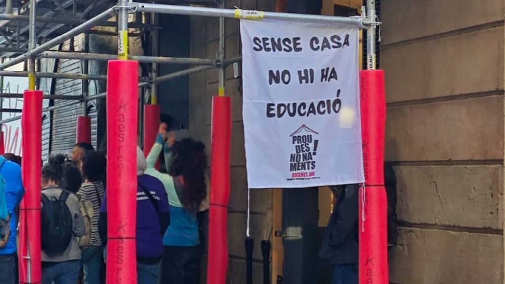 Desnonada una família amb menors al Raval tot i les protestes veïnals | autisme, desnonaments, habitatge públic, lloguer