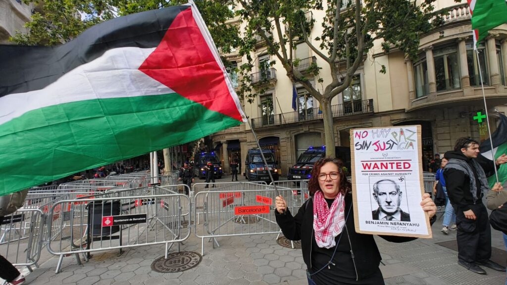 Protesta per condemnar els atacs a la flotilla i exigir l'alliberament dels activistes | Flotilla, Israel, manifestacions a Barcelona, Palestina