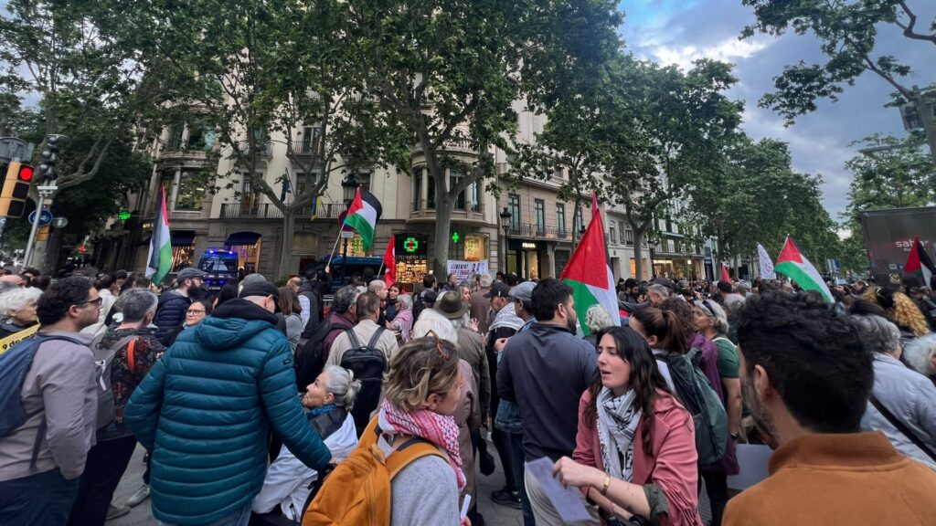 Concentració per exigir a Israel l'alliberament dels dos activistes de la flotilla | detencions, Flotilla, Israel, manifestacions a Barcelona