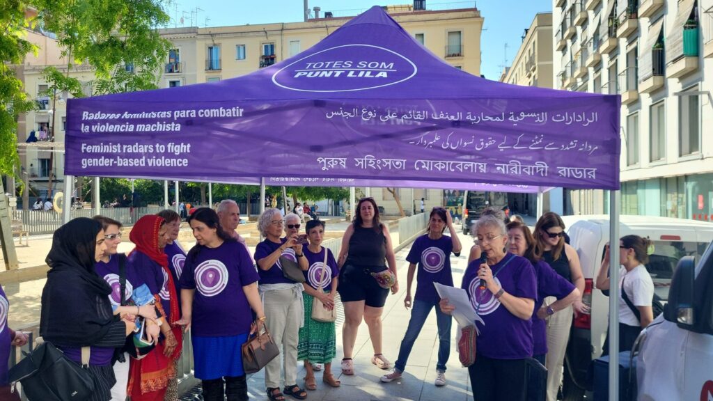 El Raval se suma al projecte Totes som punt lila amb 12 punts repartits pel barri | Barris, feminisme, violència masclista