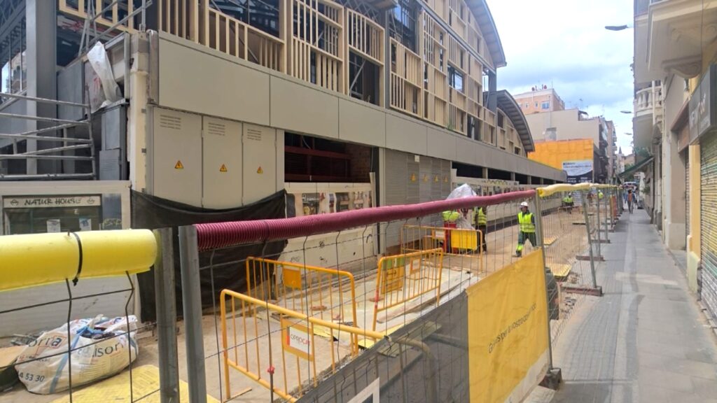 Localitzat un accés al refugi antiaeri 230 a la plaça del Raspall, a la Vila de Gràcia | arqueologia, Guerra Civil, memòria històrica, Museu d'Història de Barcelona