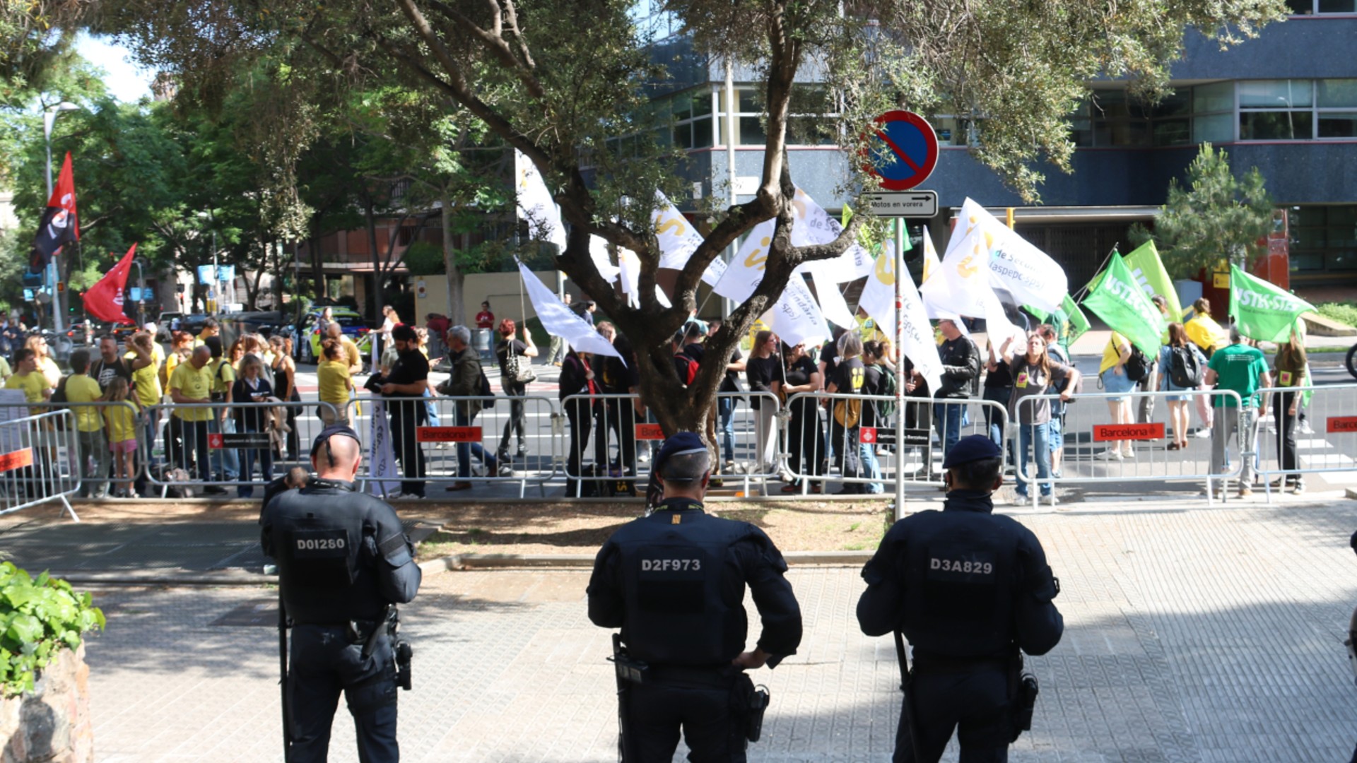 Protesta a les portes del Departament d'Educació durant la reunió amb els sindicats
