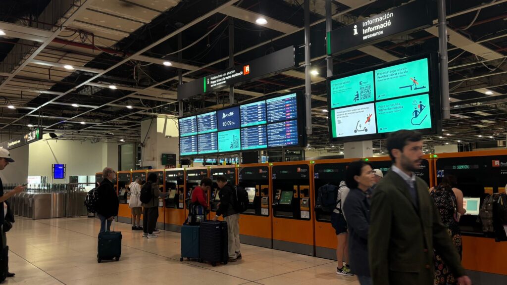 Indignació entre els usuaris per la fi de la gratuïtat a Rodalies: "La incertesa no ha canviat" | Rodalies