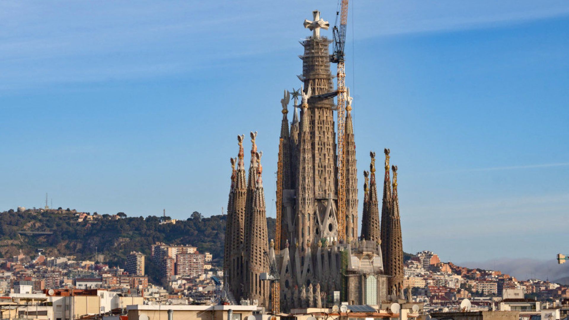 Sagrada Familia con la cruz de la torre de Jesús