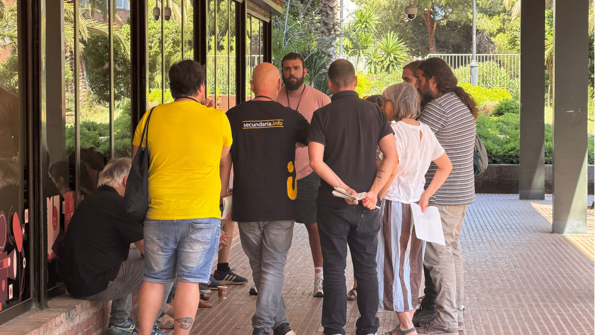Els sindicats es tanquen al Departament d'Educació per exigir la presència de la consellera Niubó | CGT, Departament d'Educació, sindicats, USTEC, vaga