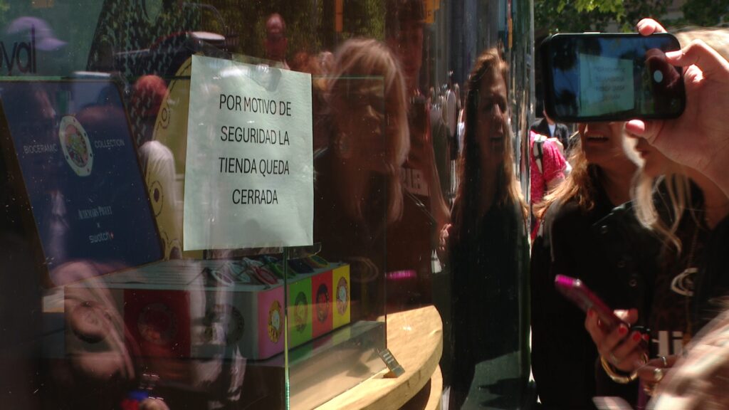 Cues llargues i tensió a la botiga Swatch pel llançament d'un rellotge d'edició limitada | botigues, consumidors, cues, Mossos d'Esquadra