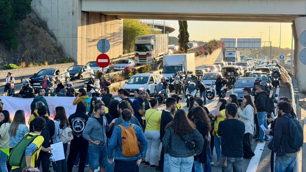 Talls de trànsit per la vaga d'educació: bloquegen la Gran Via i talls a l'AP-7 | manifestacions a Barcelona, professorat, protesta laboral, protestes, sindicats, vaga, vagues