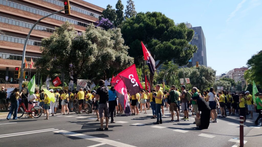 Els docents tallen la via Augusta en al vuitena reuni&oacute;