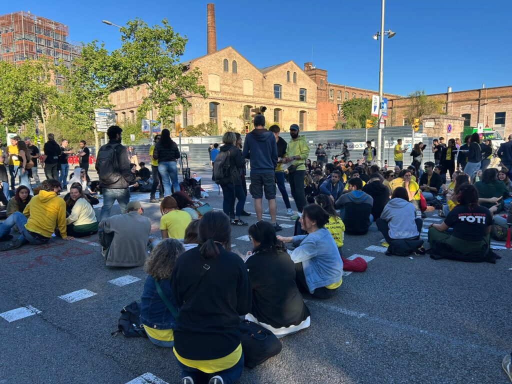 Talls de trànsit per la vaga d'educació: bloquegen la Gran Via i talls a l'AP-7 | manifestacions a Barcelona, professorat, protesta laboral, protestes, sindicats, vaga, vagues