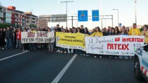 Talls de trànsit per la vaga d’educació: bloquegen la Gran Via i talls a l’AP-7