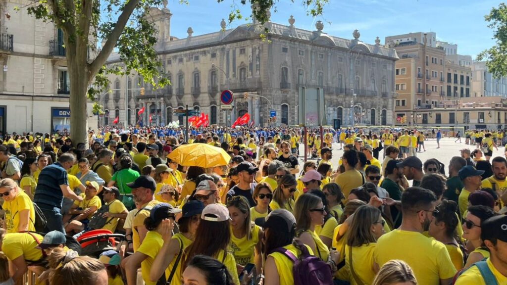 Tercer dia de vaga d'educació: una marea groga amb milers de manifestants al centre de Barcelona | CGT, escoles, instituts, manifestacions a Barcelona, sindicat, sindicats, USTEC, vaga, vagues