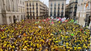 Primer dia de la vaga d’educació: una marea groga de docents omple el centre de Barcelona