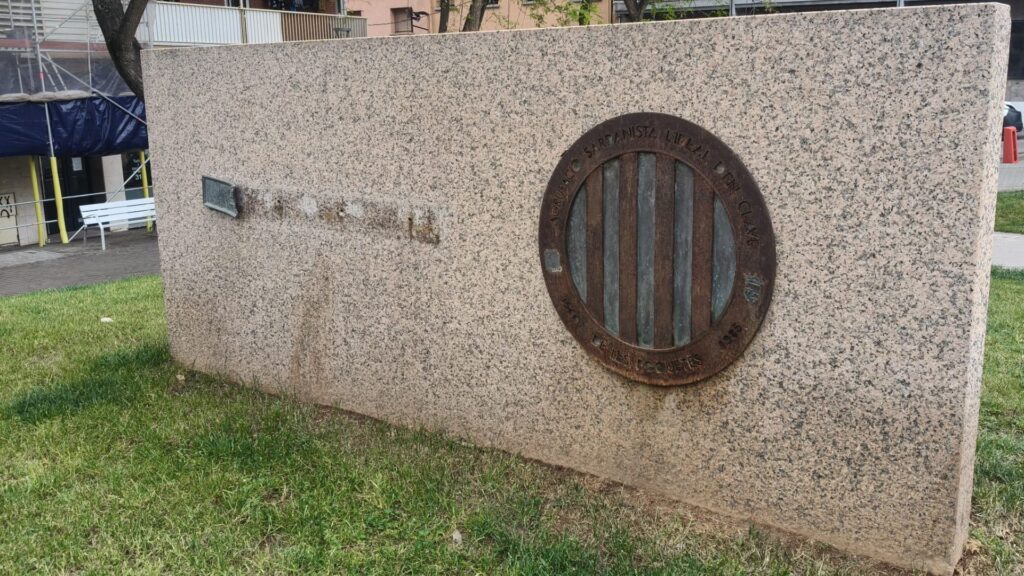 Vandalitzat el monument a Josep Anselm Clavé de la via Júlia | Barris, incivisme, memòria històrica, patrimoni