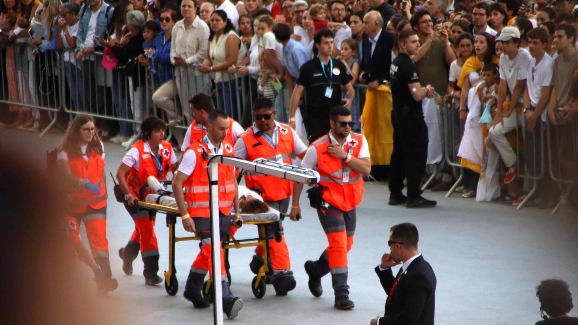 Atesos SEM durant la vetlla del papa a l'Estadi olímpic