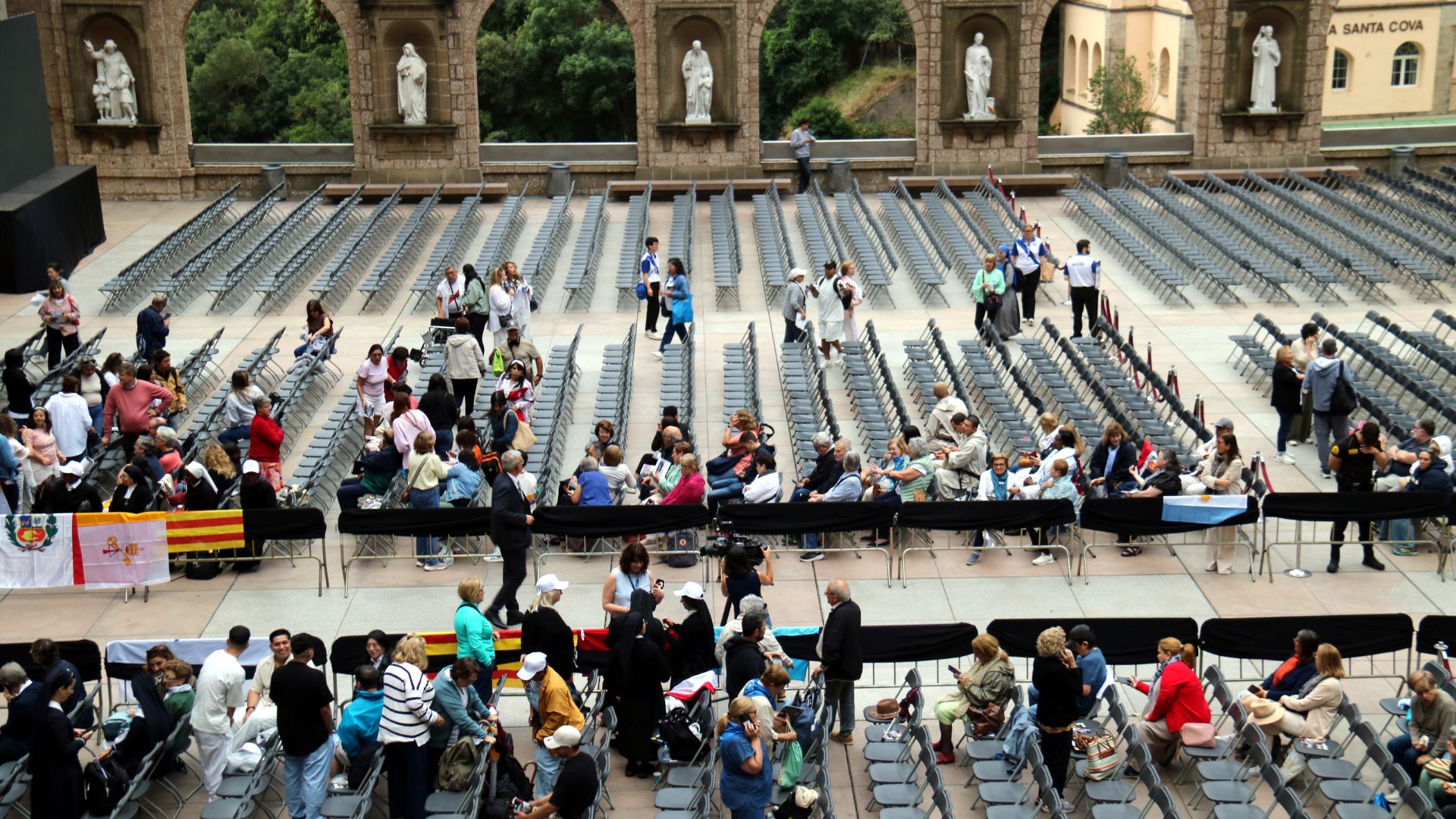 Montserrat gent esperant el papa Lleó XIV