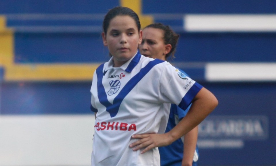 Clara Clemente de nena jugant amb l'Europa