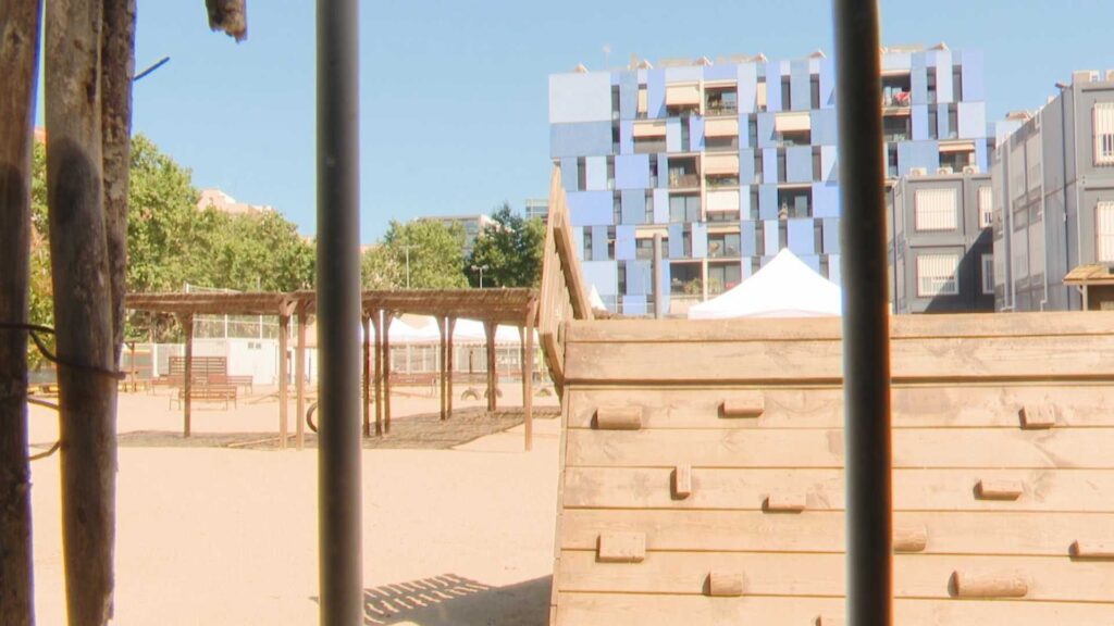 La lluita d'una escola del Poblenou que s'haurà de quedar en barracons: "És una vergonya" | Barris, calor, escoles, obres