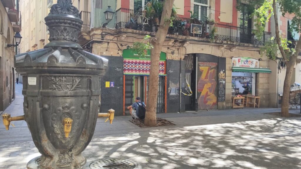 Una vintena de llogaters de Santa Caterina, obligats a marxar de casa pel mal estat de l'edifici | desallotjaments, especulació, queixes veïnals