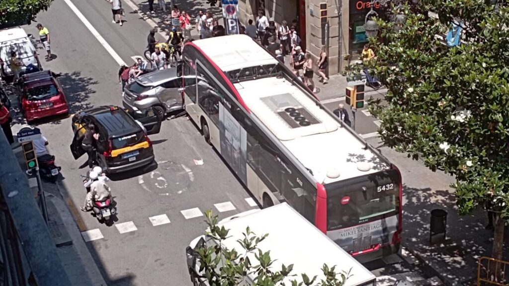 accident bus cotxe Gran de Gràcia