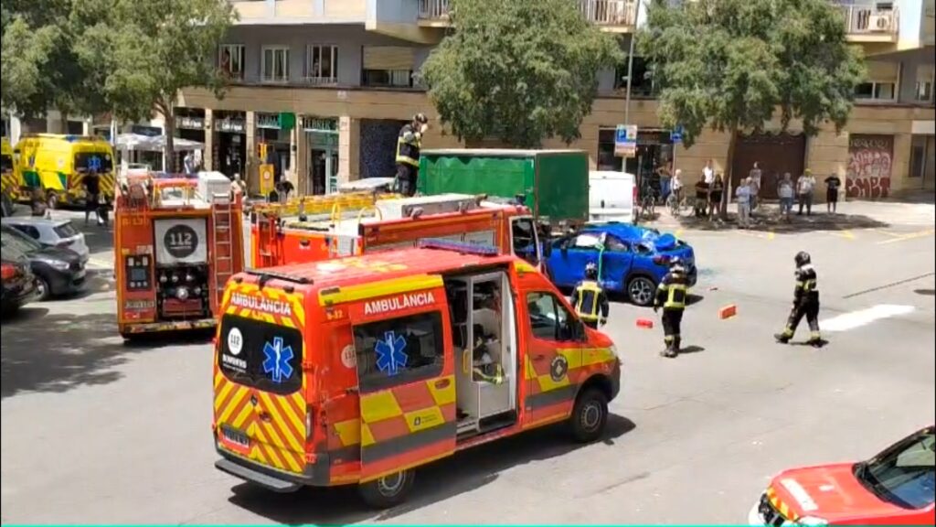 Un cotxe queda bolcat en un accident de trànsit al carrer de Còrsega | Accidents, Bombers de Barcelona, Guàrdia Urbana, SEM