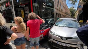 Sis ferits en un accident entre un autobús i un cotxe al carrer Gran de Gràcia