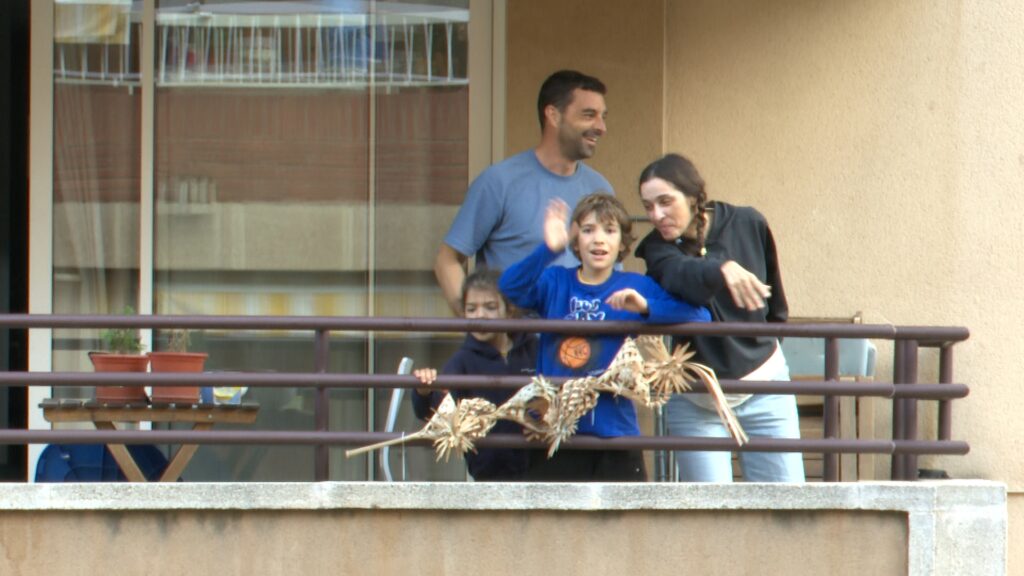 El pas del papamòbil per Barcelona, entre l'emoció i la decepció: "Ha passat massa ràpid" | papa Lleó XIV, Sagrada Família