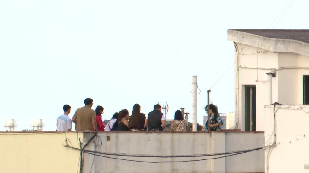 El pas del papamòbil per Barcelona, entre l'emoció i la decepció: "Ha passat massa ràpid" | papa Lleó XIV, Sagrada Família