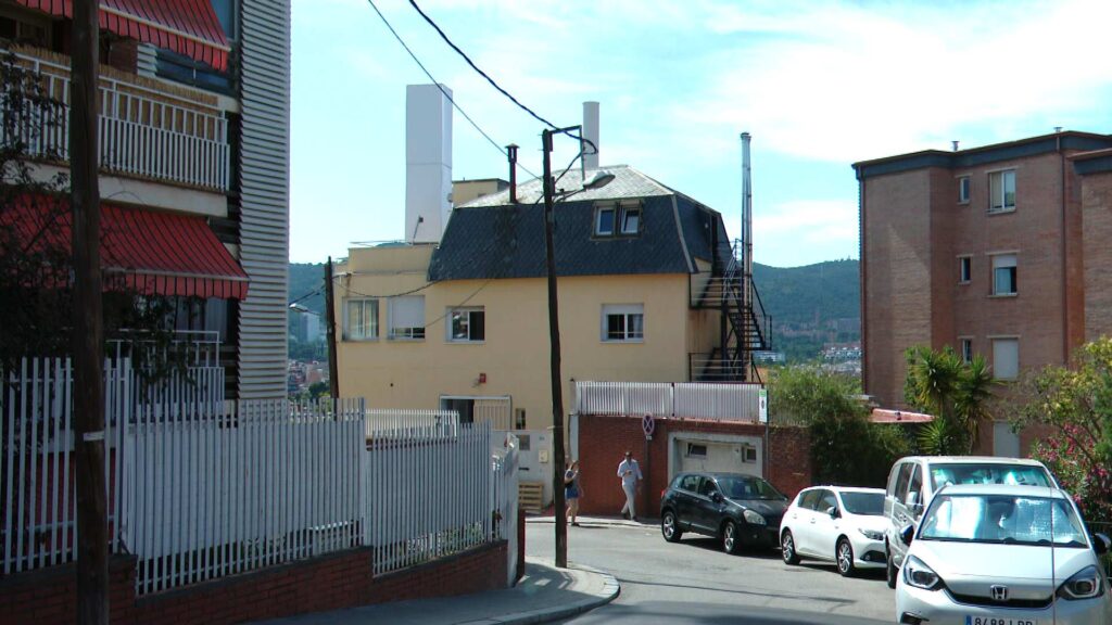 Clam veïnal a la Font d'en Fargues contra dues antenes a menys de 30 metres dels pisos | Agència de Salut Pública, Ajuntament de Barcelona, denúncies, queixes veïnals, telefonia mòbil
