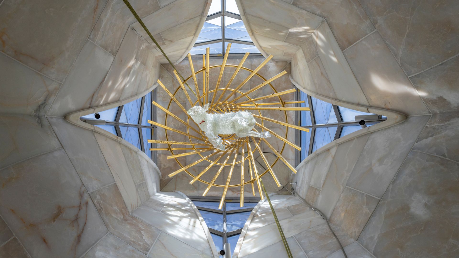 L'Anyell de Déu llueix dins la creu de Jesús de la Sagrada Família, envoltat de rajos daurats | escultura, església catòlica, papa Lleó XIV, religió, Sagrada Família