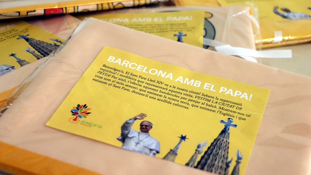 Distribueixen 15.000 banderes del Vaticà per penjar al balcó durant la visita del papa a Barcelona | Barcelona, papa Lleó XIV, religió