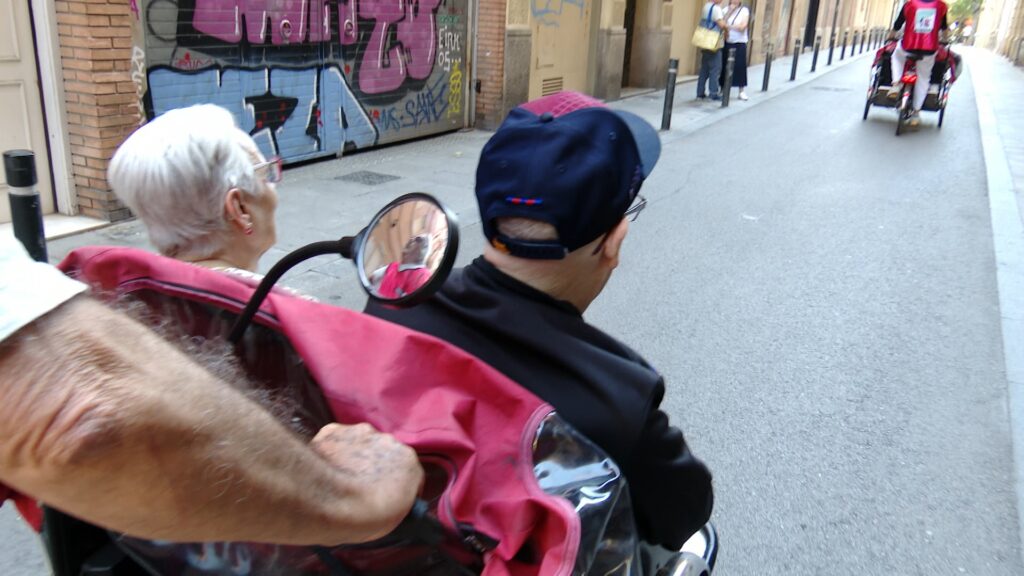 En Bici sense Edat celebra 10 anys pedalant contra la soledat de la gent gran | Barris, bicicleta, entitats, gent gran, residències, Taula d'Entitats del Tercer Sector Social